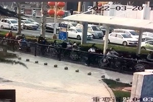 中国で暴走した車が人間ボウリング。おっそろしい事故の映像が公開される。