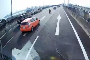 【車載】これはひどい。バイクの兄ちゃんが殺されかけた伊勢湾岸道の事故映像。