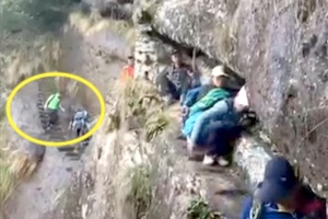 【動画】武夷山の崖から足を滑らせた30歳男性が落下してしまう事故の瞬間。