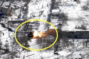 【衝撃】ロシア軍の戦車が完全に破壊される瞬間を完璧に捉えたドローンの映像。これは対戦車地雷？