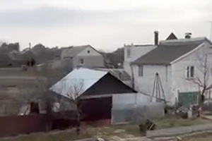 【ウクライナ】軍事工場も基地もない田舎町の民家にロケット弾が命中する瞬間。