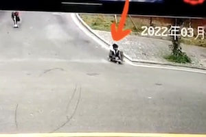 【動画】スケボーに乗って道路に飛び出した7歳の少年、重傷を負う。