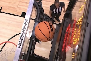 【動画】バスケットボールの試合でチアリーダーが一番目立ってしまう。