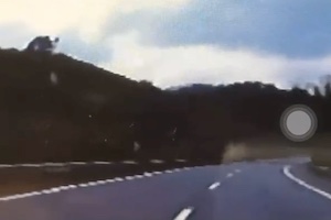 【動画】中国東方航空MU5735便、上空8870メートルから一気に墜落か。別角度の映像も公開される。