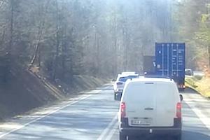 【動画】停車中のコンテナトレーラーが原因で起きた大事故のビデオ。
