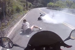 【動画】短パン生足でバイクに乗っていた女の子、盛大に事故ってしまう(´･_･`)