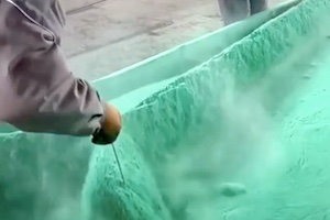 【動画】粉のプールに金属を沈めて塗装する方法が面白い。
