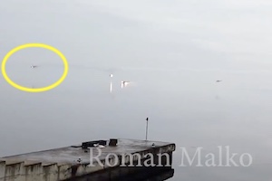 【キエフ】ロシア軍のヘリコプターが地対空ミサイルに撃ち落とされる瞬間が撮影される。