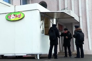 【動画】北朝鮮で人気のファーストフード「ミルサム」を楽しむ人々。