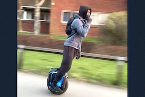 【動画】高速の一輪車で疾走するすげえ男がロンドンで目撃される。