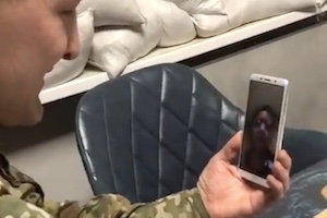 【動画】ウクライナ兵、倒したロシア兵から奪ったスマホで彼女に電話をかけて煽りまくる(@_@;)