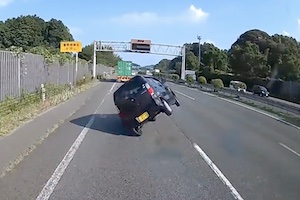 【福岡】これは見事な横転事故の瞬間。九州縦貫道で追い越し車線の軽自動車が(@_@;)