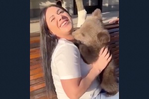 【動画】クマは赤ちゃんでもクマ。小さなクマを抱っこして喜んでいた女性が・・・。