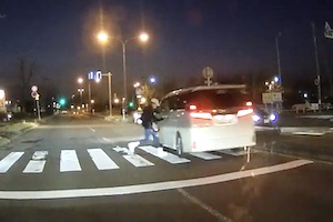 【北海道】これはざまあｗｗｗ横断歩道の歩行者を殺しかけたワンボックスが覆面に追われるｗｗｗ