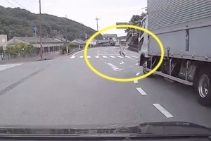 【動画】こんなトラックは逮捕されてしまえ。横断歩道の歩行者を轢き殺しかけたトラックの映像。