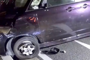 【京都】なにこれ怖い。車4台とガードレールを破壊して逃げた女ドライバーの事故映像。