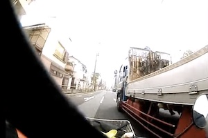 【動画】幅寄せしてきたトラックにウンコステッカーを貼り付けるやつ笑うわｗｗｗ