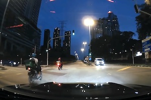 公道で鬼加速して渋滞に突っ込みかけたお馬鹿ドライバーの車載映像。