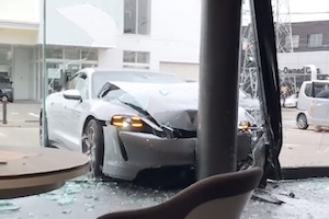 【動画】新潟のポルシェ販売店にポルシェが突っ込んでしまう事故。