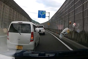 【動画】滋賀で大量のゴミを投げてくるDQNワゴンR乗りが撮影されるｗｗｗｗｗｗ