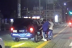 【愛知】何があった。交通トラブルで女性運転手に暴行を加える3人組が撮影される。