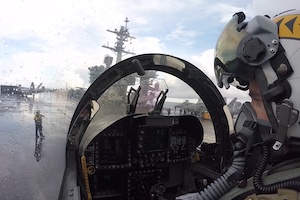 【軍事】空母のカタパルトから離陸するF/A-18のコクピット映像。（ノーカット）