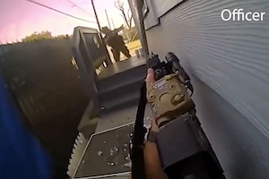 【動画】いきなり撃たれまくるの怖すぎ。警官、SWAT隊を相手に銃撃戦を挑んだ男。