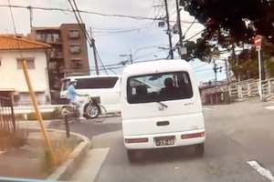 【大阪】一時停止を無視した自転車乗り、車と衝突してフロントガラスを割る。