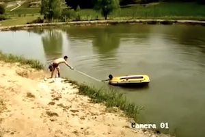 人が溺れる時ってこんな感じらしい。中国で撮影された怖い映像。