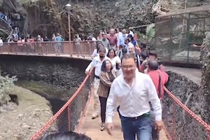 【動画】橋の開通式で橋が崩壊して市長ら出席者数十人が落下。メキシコ。