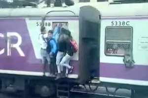 【動画】インドの列車危険乗車で事故。19歳の少年が走行中に落下して大怪我を負う。