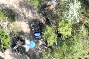 【軍事】弾薬を積んだロシア軍のトラックにドローンから爆弾を投下するウクライナ。