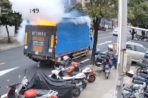 【恐怖】バッテリーか？中国のトラックが発火する瞬間の映像がえげつない(((ﾟДﾟ)))