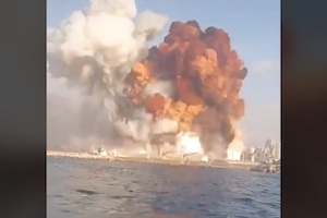 【恐怖】ベイルート港爆発事故の瞬間を海から撮影していた映像がこわすぎる。