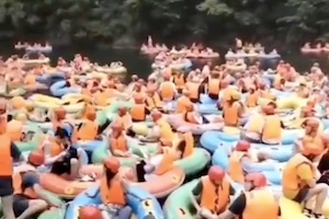 【動画】中国さん、ラフティングに人が集まりすぎてゴムボートの上で5時間待ちｗｗｗ