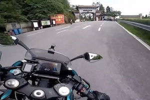 【動画】中国のバイク乗りさん、信じられない事故を起こすｗｗｗ