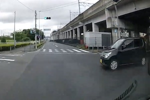 【神奈川】信号無視の軽自動車との衝突事故でボラード（車止め）をぶっ飛ばしてしまったドラレコ。