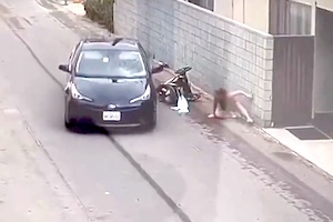【動画】ベビーカー母子をひき逃げした車を体当たりで止めた運転手がカッコヨスギ！