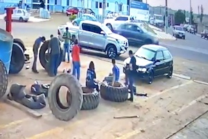 【動画】男性が座っていた大型タイヤが突然爆発して吹っ飛ばされてしまう。
