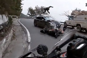 【事故】ブラインドカーブから現れた逆走車にぶっ飛ばされたライダーの映像。