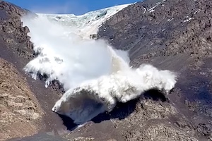 迫ってくる雪崩を正面から撮影していて巻き込まれた観光客からの映像。
