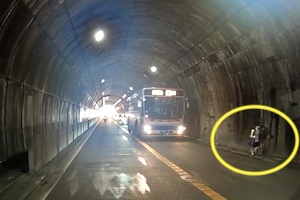 長崎バスの神対応。歩道の無いトンネル内を歩いていた小学生を救った運ちゃんGJ動画。