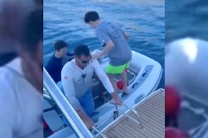 【動画】ゴムボートに乗ろうとした人たちを一掃した最後のやつがｗｗｗ