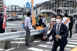 【動画】安倍晋三が撃たれた直後の映像が公開される。