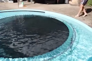 【知る】プールに沈めたトランポリンに飛び込むのは危険らしい動画。