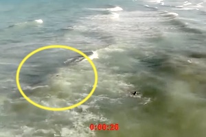 【動画】波で溺れかけていた14歳の少年の命を救ったドローンドロップ救命胴衣。