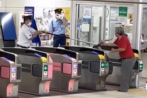 八王子駅で鎌を持った男 vs 刺股駅員たちの改札バトルが撮影される。