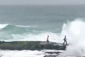 【動画】無知の海流れ。波にさらわれて5人が行方不明になった事故の映像。