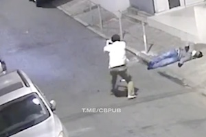 【動画】一瞬で銃を取り出して強盗を射殺したおっさんが格好良すぎ。
