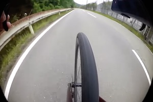 【動画】ロードバイク乗車中にシミー現象に恐怖させられた自転車乗りの車載。